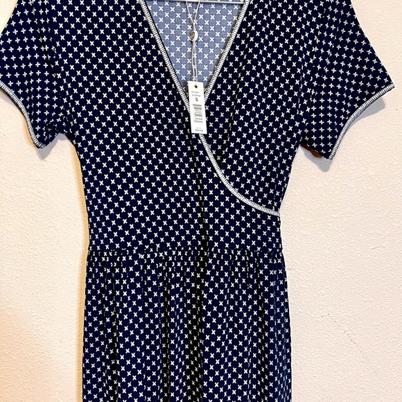 Max Studio Dresses & Skirts - NWT Max Studio Stylish Blue and White Patterned Dress. Short sleeve v-neck.